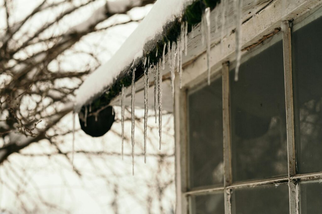 El aire acondicionado hace hielo: por qué se congela y cómo evitarlo