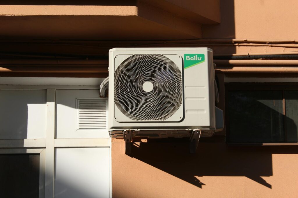 El aire acondicionado hace ruido raro: identifica el sonido y arréglalo