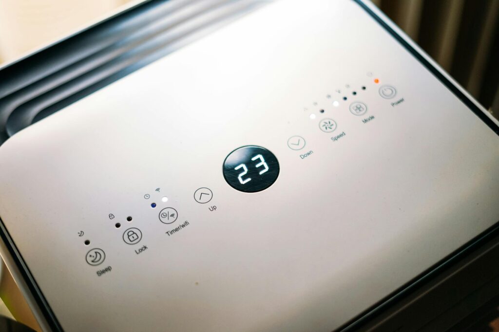 Luces parpadeando en el aire acondicionado: qué significan según la marca